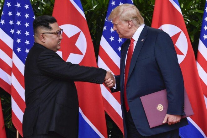 김정은 북한 국무위원장과 도널드 트럼프 미국 대통령이 6월 12일 싱가포르에서 정상회담을 가졌다. 