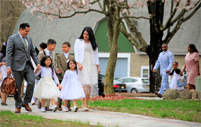 미국 뉴욕주 뉴윈저 하나님의 교회 성도 가족이 유월절 대성회에 참석하고 있다.