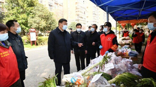 시진핑 중국 국가주석이 우한을 방문해 채소 상점들을 둘러보고 있다. [CGTN]