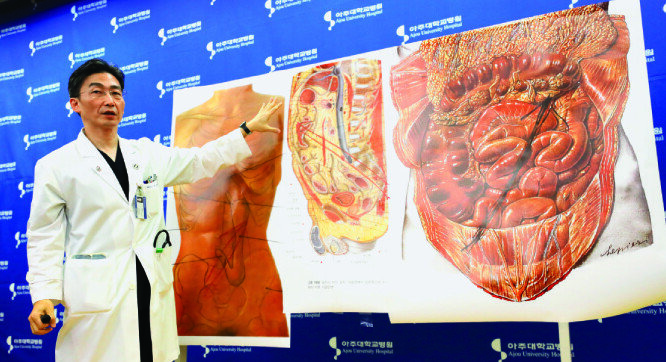 11월 22일 이국종 아주대 의대 교수가 귀순한 북한 병사의 상태를 설명하고 있다. [뉴스1]