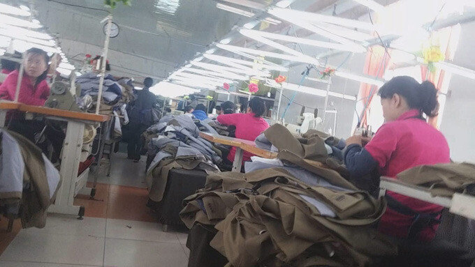 실소유주가 한국인인 중국 단둥 의류공장에서 북한 근로자들이
재봉틀 앞에서 작업하고 있다. 2015년 12월 1일 촬영했다.[김용균 채널A 기자]