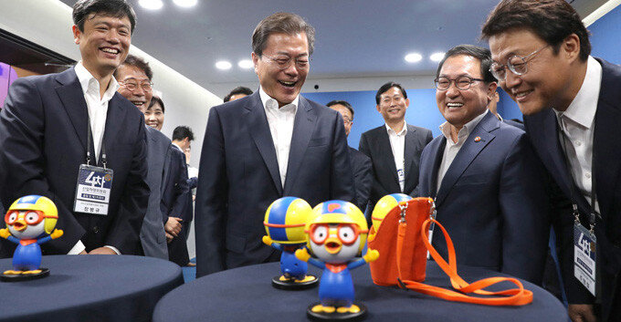 문재인 대통령이 10월11일 4차산업혁명위원회 출범식 참석에 앞서 인기 캐릭터 뽀로로를 모델로 만든 인공지능 로봇 ‘뽀로롯’과 대화하고 있다.[동아일보]