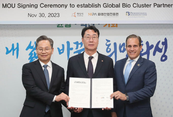 2023년 11월 30일 바이오산업 클러스터 조성을 위한 업무협약식에 참석한 정명근 화성시장(가운데). 
화성특례시