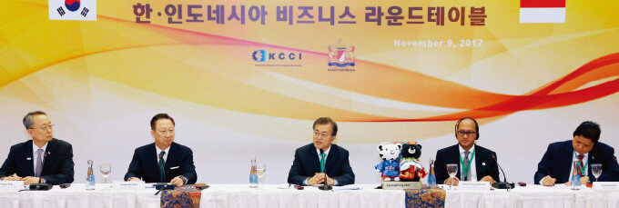 문재인 대통령이 11월 9일 인도네시아 자카르타에서 열린 ‘한-인도네시아 비즈니스 라운드테이블’에서 인사말을 하고 있다.[사진 제공·대한상공회의소]