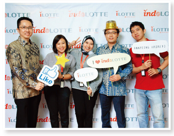 롯데그룹이 인도네시아 살림그룹과 합작한 ‘인도롯데’ 마케팅팀 직원들이 10월 온라인 쇼핑몰 ‘아이롯데’ 오픈을 기념해 사진촬영을 하고 있다.[사진 제공·롯데그룹]