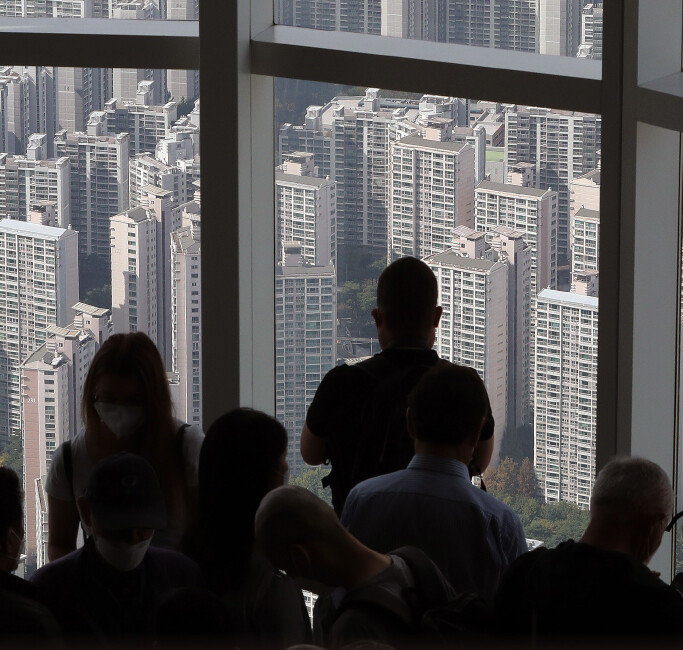 10월 둘째 주 전국·수도권·지방 아파트 매매가격과 전세가격이 일제히 역대 최대 하락해 부동산 위기론이 제기되고 있다. 사진은 서울 송파구 롯데월드타워 서울스카이에서 바라본 아파트단지 모습. [뉴스1]