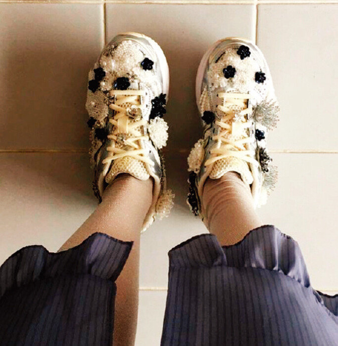 운동화에 슈참 여러 개를 더한 신꾸(신발 꾸미기) 예시. [인스타그램 ‘NOA.KKK’ 계정 캡처]