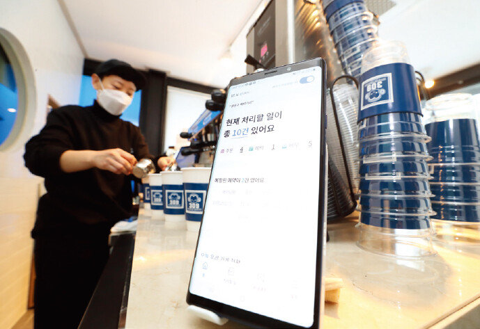 KT ‘AI 통화비서’로 고객 요청사항을 받고 있는 매장 모습. [동아DB]