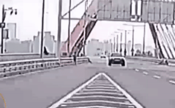 한강 다리 난간 걸터앉은 20대 女…지나가던 운전자가 구했다(영상)