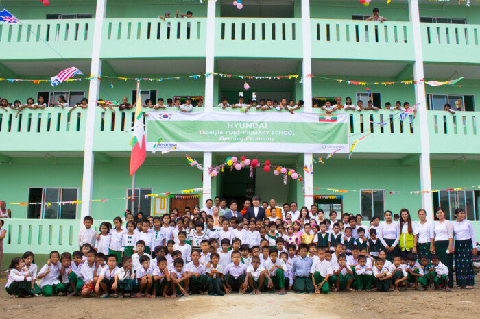 2017년 6월 열린 미얀마 딸린타운십 상아티마을 초등학교 건물 완공식에서 현대건설은 직접 제작한 휴대용 태양광 랜턴 500여 개를 아이들에게 전달했다. 