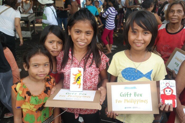 태양광 랜턴을 선물 받고 즐거워하는 필리핀 코르도바 지역 아이들.