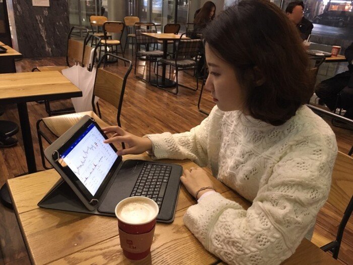 필자가 최근 서울시내 한 커피전문점에서 노트북을 켜놓고 가상화폐 투자를 하고 있다. [박지혜 제공]