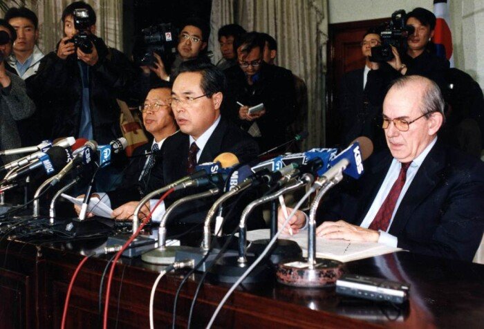 1997년 12월 3일 임창열 당시 경제부총리(가운데)가 IMF와 구제금융 협상이 타결됐음을 발표하고 있다. 왼쪽은 이경식 당시 한국은행 총재, 오른쪽은 미셸 캉드시 IMF 총재. [동아DB]
