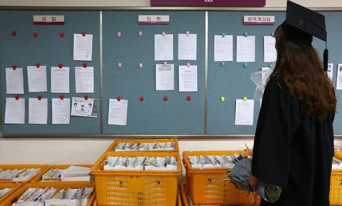 2017년 2월 23일 서울시내 한 대학에서 학위수여식을 마친 한 졸업생이 취업정보센터 게시판을 보고 있다. [동아DB]