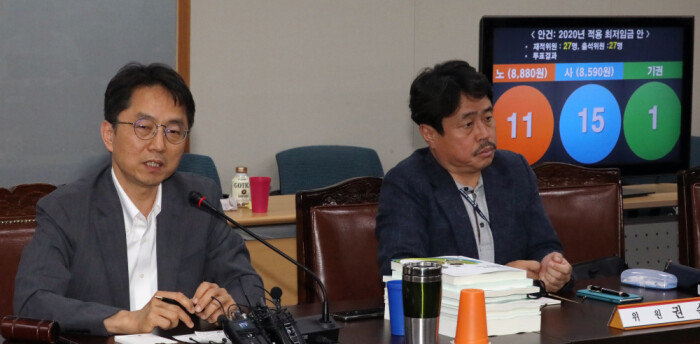 박준식 최저임금위원회 위원장(왼쪽)이 7월 12일 정부세종청사 고용노동부 전원회의장에서 내년도 최저임금을 8590원으로 결정한 데 대해 브리핑을 하고 있다. [뉴스1]