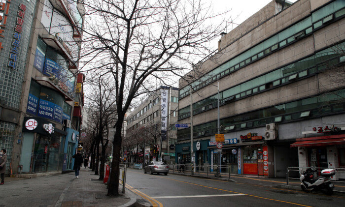 2월 25일 서울 동작구 노량진 학원가의 한 식당가 골목이 썰렁한 모습을 보이고 있다. [최혁중 동아일보 기자]
