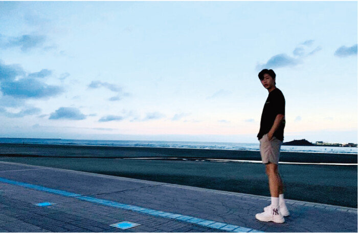 지난해 9월 5일 해 질 녘 전북 고창군 바닷가에서 랜선 팬미팅을 마치고 한 기념 촬영. [임영웅 인스타그램]