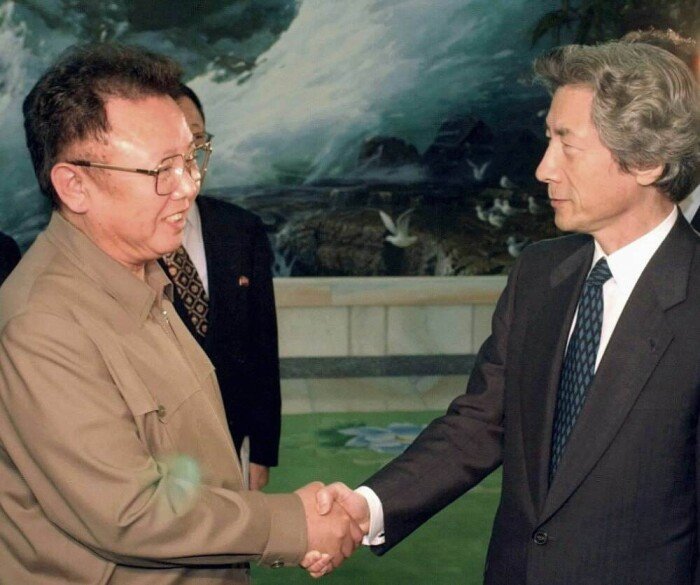 2002년 9월 17일 평양에서 열린 북·일 정상회담에서 고이즈미 준이치로 당시 일본 총리(오른쪽)가 김정일 북한 국방위원장과 악수하고 있다. 김 위원장은 이 회담에서 북한의 일본인 납치를 시인했다. [아사히신문]