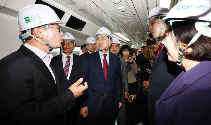 김기현 국민의힘 대표가 10월 30일 경기 김포시 김포한강차량기지를 찾아 신형 김포 골드라인 전철 차량을 살펴보고 있다. [뉴스1]