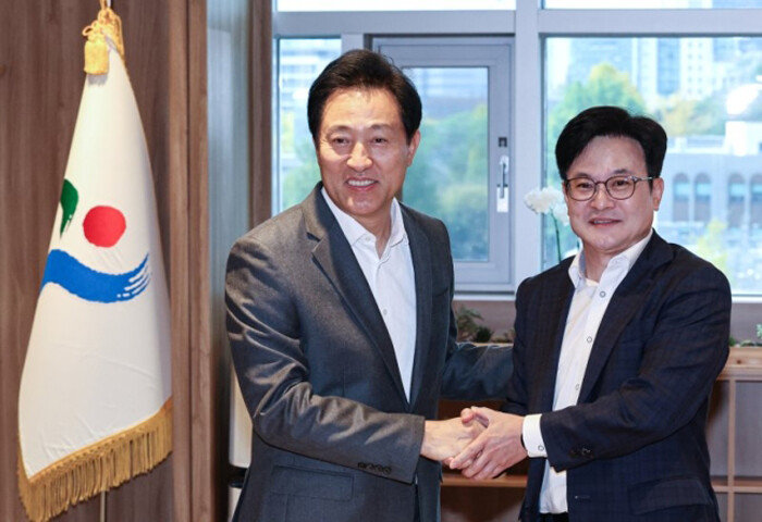 11월 6일 오세훈 서울시장과 김병수 김포시장이 서울시청에서 김포시의 서울 편입을 논의하기 위해 회동하고 있다. [사진=공동취재단]