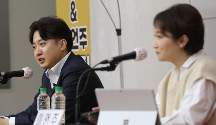 이준석의 미치광이 전략은 성공할까. 미치광이 전략의 전략적 목표는 예측 불가능성을 높여 협상력을 키우는 데 있다. 미치광이 전략을 쓰다가 스스로 ‘미치광이’가 되면, 자기만 손해다. 
이준석 전 국민의힘 대표가 11월 4일 부산 경성대 중앙도서관에서 열린 토크 콘서트에서 발언하고 있다. 오른쪽은 이언주 전 의원. [뉴스1]