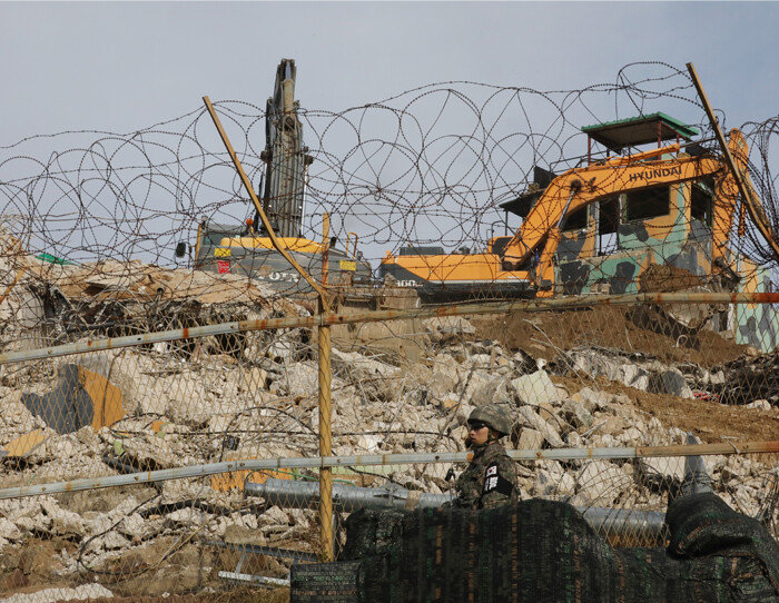 2018년 11월 15일 강원도 철원지역 중부전선 GP가 철거되고 있다. [동아DB]