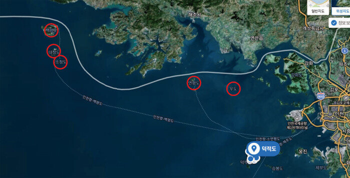 백령도, 대청도, 소청도, 연평도, 우도 등 서해 5도 아래 인천국제공항이 있고, 더 내려가면 덕적도가 보인다. 9·19 군사합의 내용에 따르면 남북의 해상 군사행동이 중지된 완충구역은 덕적도까지다. [네이버 위성지도]