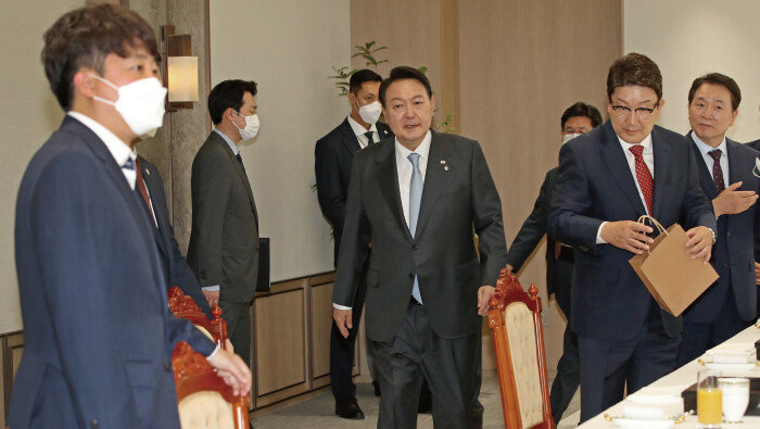 윤석열 대통령이 지난해 6월 10일 서울 용산 대통령실 청사에서 국민의힘 지도부와 오찬 회동을 하기 위해 입장하고 있다. 왼쪽은 이준석 당시 국민의힘 대표. [대통령실사진기자단]