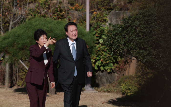 윤석열 대통령이 11월 7일 대구 달성군 박근혜 전 대통령의 사저를 방문해 박 전 대통령과 산책하며 이야기를 나누고 있다. [대통령실]