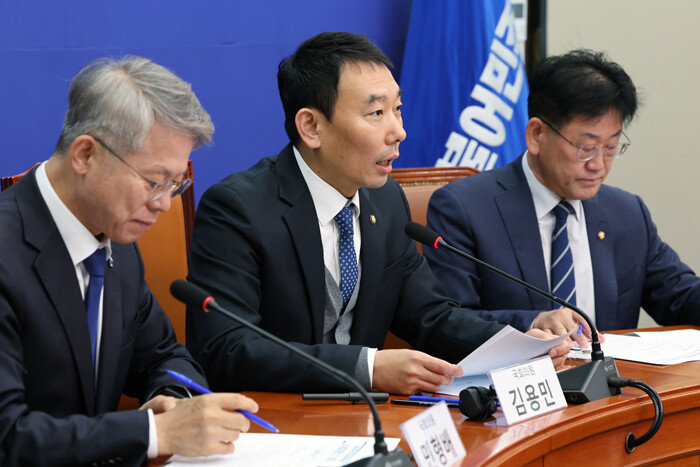 김용민 더불어민주당 검사범죄대응태스크포스(TF) 팀장이 11월 16일 서울 여의도 국회에서 열린 검사범죄대응TF 회의에서 모두발언을 하고 있다. [뉴스1]