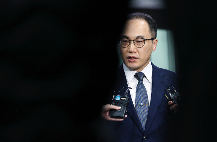 이원석 검찰총장이 11월 9일 서울 서초구 대검찰청을 나서며 이날 더불어민주당이 손준성 대구고검 차장검사와 이정섭 수원지검 2차장검사 등 검사 2명에 대한 탄핵소추안 발의한 것과 관련해 입장을 밝히고 있다. [뉴스1]