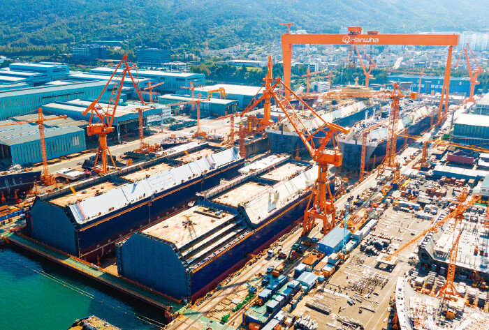 한화오션 거제사업소 1도크에서 LNG운반선 4척이 동시에 건조되고 있다. [한화오션]