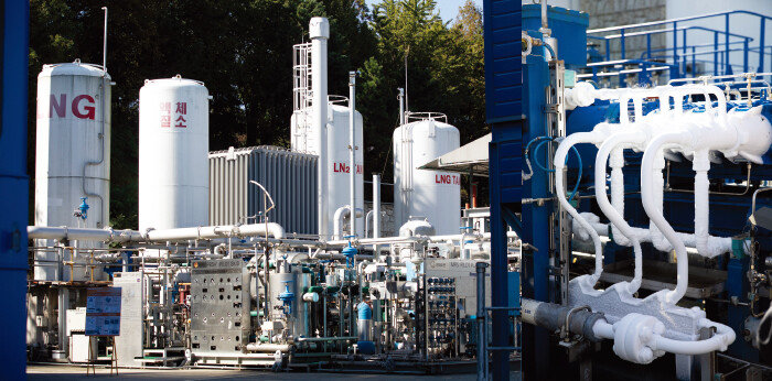 한화오션 거제사업소 에너지시스템 실험센터의 연구시설(왼쪽).  한화오션 거제사업소 에너지시스템 실험센터에서 극저온 가스 연구가 이뤄지고 있다. [지호영 기자]