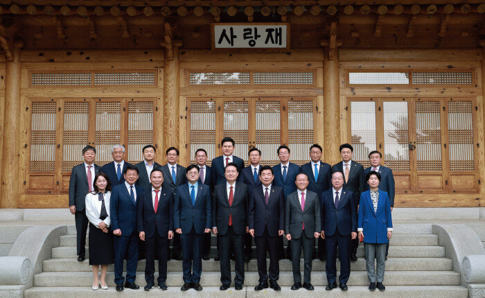 10월 31일 윤석열 대통령이 국회 상임위원장단 및 여야 원내대표들과 기념 촬영을 하고 있다. [뉴시스]