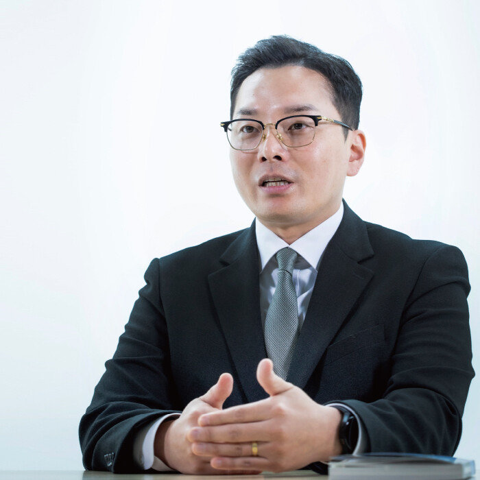 2022년 1월 이재명 민주당 대표의 법인카드 유용과 관련한 익명의 제보를 시작으로 ‘공익제보자 A씨’로 불리던 조명현 씨가 얼굴과 실명을 공개한 뒤 11월 9일 ‘신동아’ 인터뷰에 응했다. [박해윤 기자]