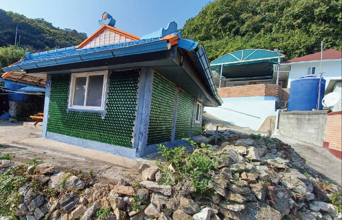 벽돌 대신 빈병을 이어붙여 지은 집.