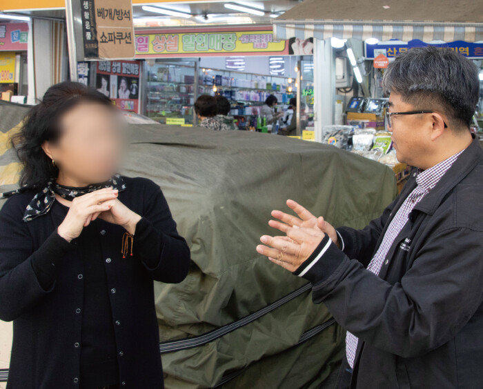 서문시장에서 만난 김○○ 씨는 “윤석열 대통령이 일 잘할 수 있게 내년 총선에 단디 투표해야 한다”고 강조했다. [박해윤 기자]