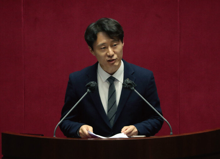 이탄희 의원이 4월 10일 서울 여의도 국회 본회의장에서 열린 제405회 국회(임시회) 제1차 국회의원 선거제도 개선에 관한 결의안 심사를 위한 전원회의에서 발언하고 있다. 전원위가 특정 사안에 대한 찬반 논의를 위해 개최된 것은 20년 만이다. [뉴스1]