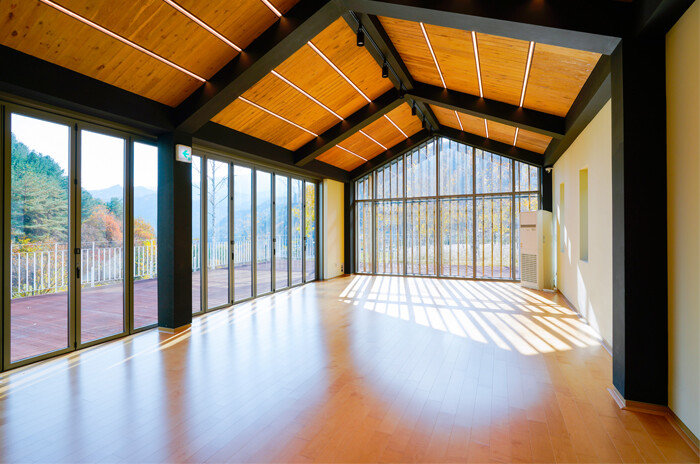 넓은 통창 너머로 영월의 청정 자연이 한눈에 들어오는 하이힐링원 산수원. 이곳에서 명상, 요가 등의 치유 프로그램이 제공된다. [홍태식 기자]