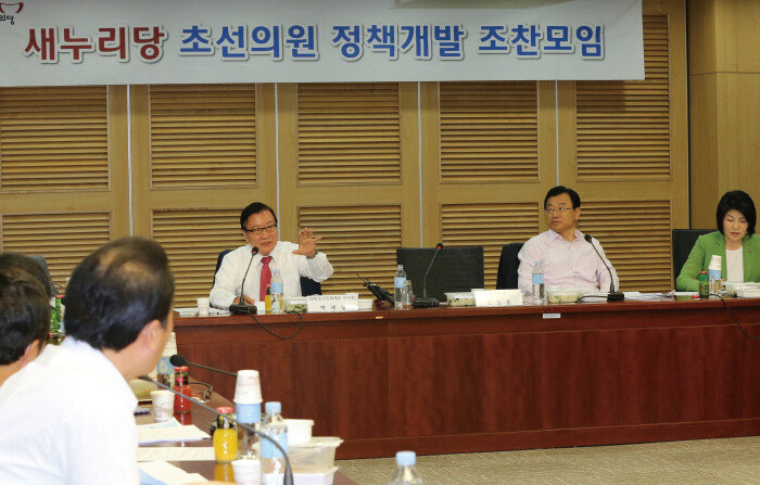 2013년 6월 11일 박세일 서울대 명예교수가 새누리당(현 국민의힘) 초선 모임인 초정회 의원들이 마련한 정책개발 조찬모임에서 특별 강연을 하고 있다. [동아DB]