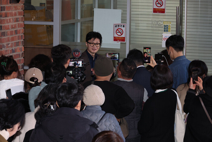한동훈 법무부 장관이 11월 21일 대전시 유성구 한국과학기술원 국제교류센터를 방문해 간담회를 가진 후 시민들과 기념촬영을 하고 있다. [김재명 동아일보 기자]