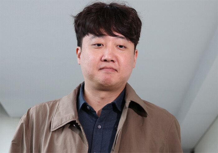 총선을 반년 앞두고 이준석 전 국민의힘 대표의 거취가 초미의 관심사로 떠올랐다. 사진은 11월 1일 서울 종로구에 위치한 김종인 전 국민의힘 비상대책위원장 사무실로 향하고 있는 이 전 대표. [뉴시스]