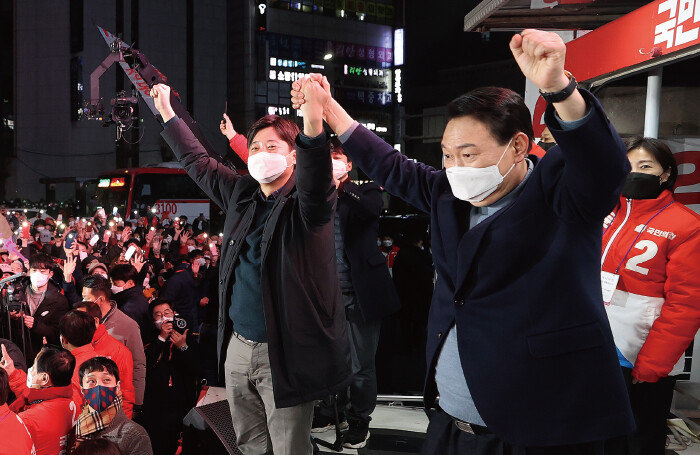 2022년 3월 5일 윤석열 당시 국민의힘 대선후보가 서울 노원구 노원역 앞에서 열린 유세에서 이준석 당시 국민의힘 당대표와 함께 지지를 호소하고 있다. [뉴시스]