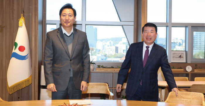 오세훈 서울시장(왼쪽)과 백경현 구리시장이 11월 13일 서울시청에서 구리시의 서울 편입 방안 등을 논의하기 위해 만난 모습. [뉴스1]