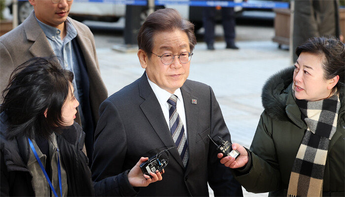 이재명 더불어민주당 대표가 24일 오전 서울 서초구 서울중앙지방법원에서 열린 공직선거법 위반 관련 공판에 피고인 신분으로 출석하고 있다. [뉴스1]