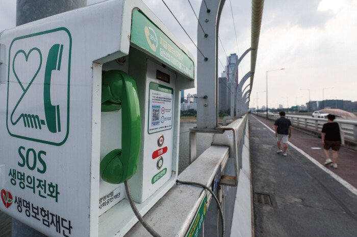 보건복지부에 따르면 한국의 자살률은 OECD 국가 가운데 1위다. 사진은 세계 자살 예방의 날인 9월 10일 서울 마포대교의 ‘생명의 전화’ 모습. [뉴스1]