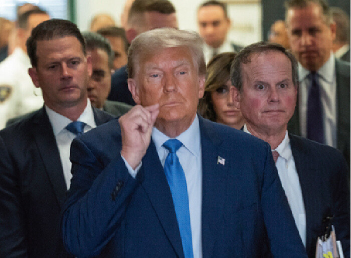 도널드 트럼프 전 미국 대통령이 11월 6일(현지 시간)   뉴욕 맨해튼지방법원에서 증언을 한 뒤 법정을 나서며 입에 지퍼를 채우는 포즈를 취하고 있다. 그는 이날 재판장에게 손가락질을 하며 “나에 대해 알지도 못하면서 나를 사기꾼이라 한다”고 언성을 높이다 경고를 받았다. [AP 뉴시스]