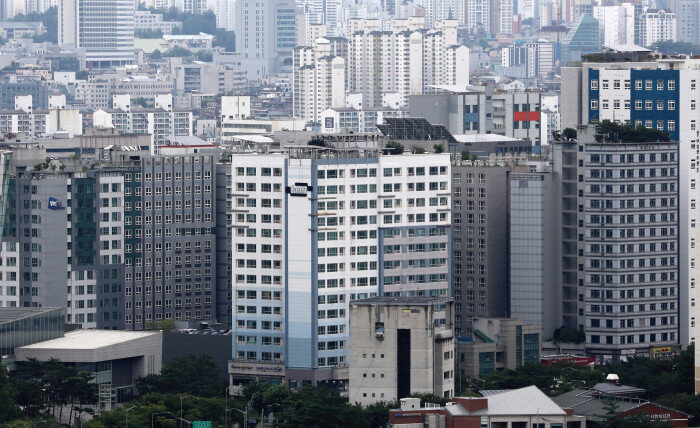 서울 여의도 63빌딩에서 바라본 오피스텔 밀집 지역. 김명수 더스테이 대표는 “처음부터 상가에 투자하기 겁이 나거나 투자금이 모자라면 오피스텔에 투자하라”고 조언했다. [뉴스1]