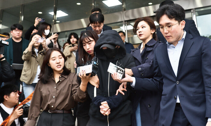 올림픽 펜싱 은메달리스트 남현희 씨의 재혼 상대였던 전청조 씨(가운데)가 11월 3일 오후 특정경제범죄가중처벌법상 사기 혐의로 구속 전 피의자 심문을 받기 위해 서울 송파경찰서에서 서울동부지법으로 출발하고 있다. [동아DB]