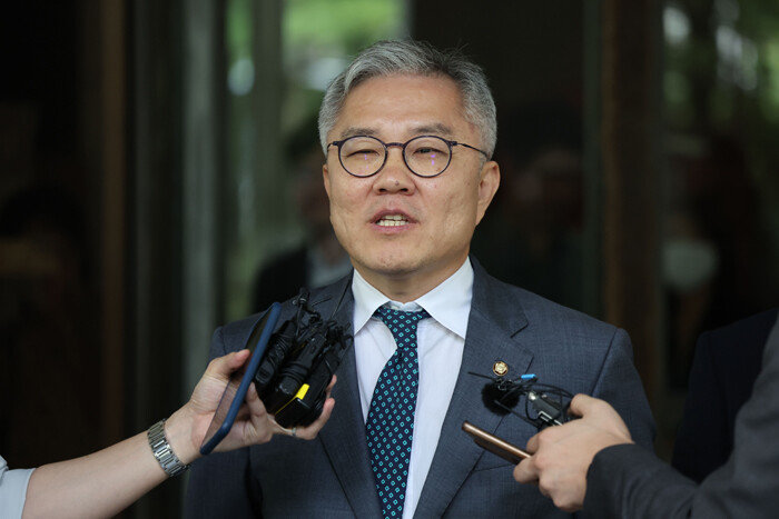 9월 18일 조국 전 법무부장관 아들에게 허위로 인턴증명서를 발급했다는 혐의를 받는 최강욱 당시 더불어민주당 의원이 서울 서초구 대법원에서 열린 상고심 선고 공판에서 징역 8개월 집행유예 2년을 선고 받은 뒤 법정을 나서며 취재진에게 소감을 밝히고 있다. 이날 판결로 최 의원은 의원직을 상실했다. [박형기 동아일보 기자]